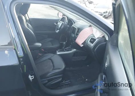 2019 Jeep Compass Latitude 4X4 z USA, uszkodzony, nr VIN 3C4NJDBB4KT839650